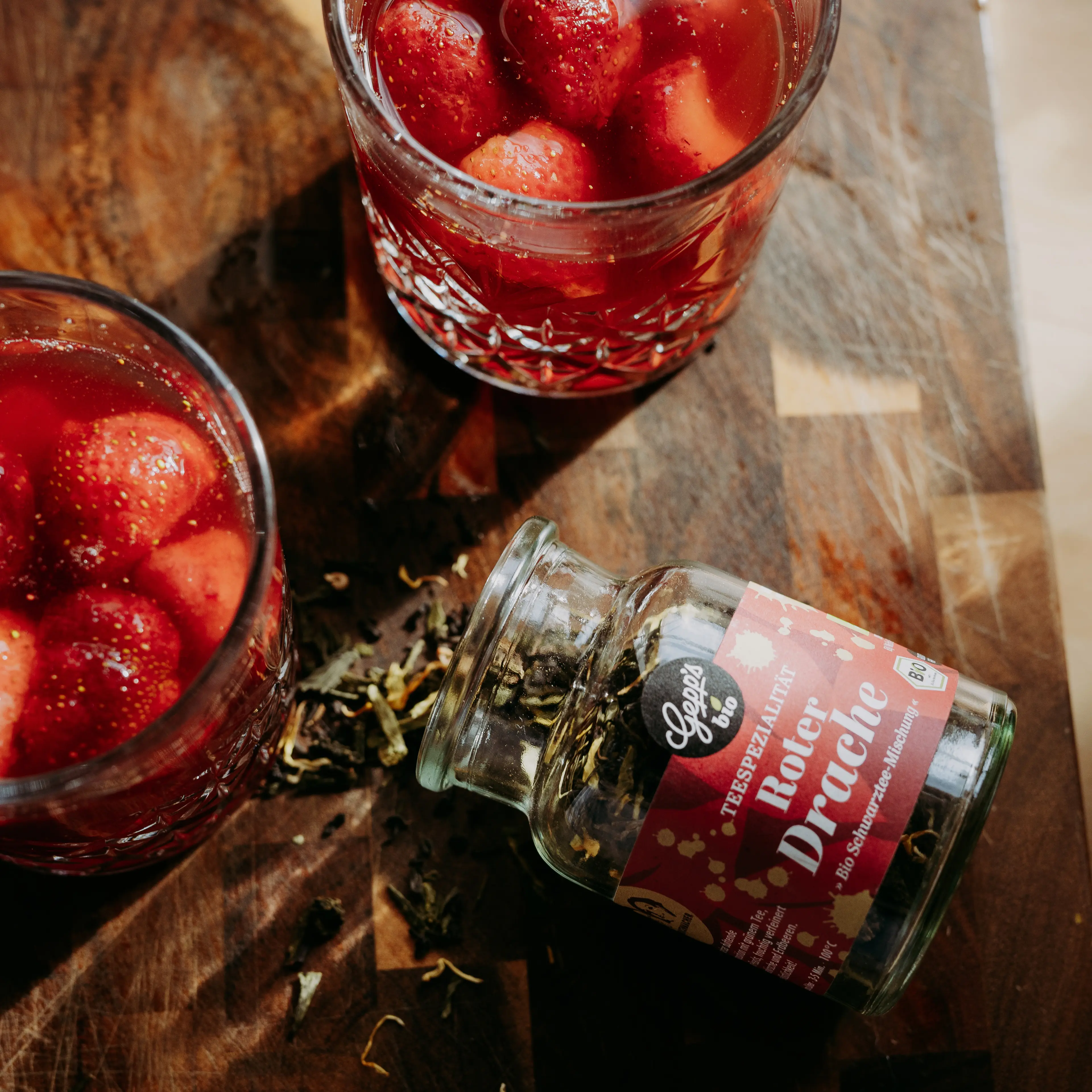 Roter Drache Tee als fruchtiger gekuehlter Sommerdrink mit Erdbeeren