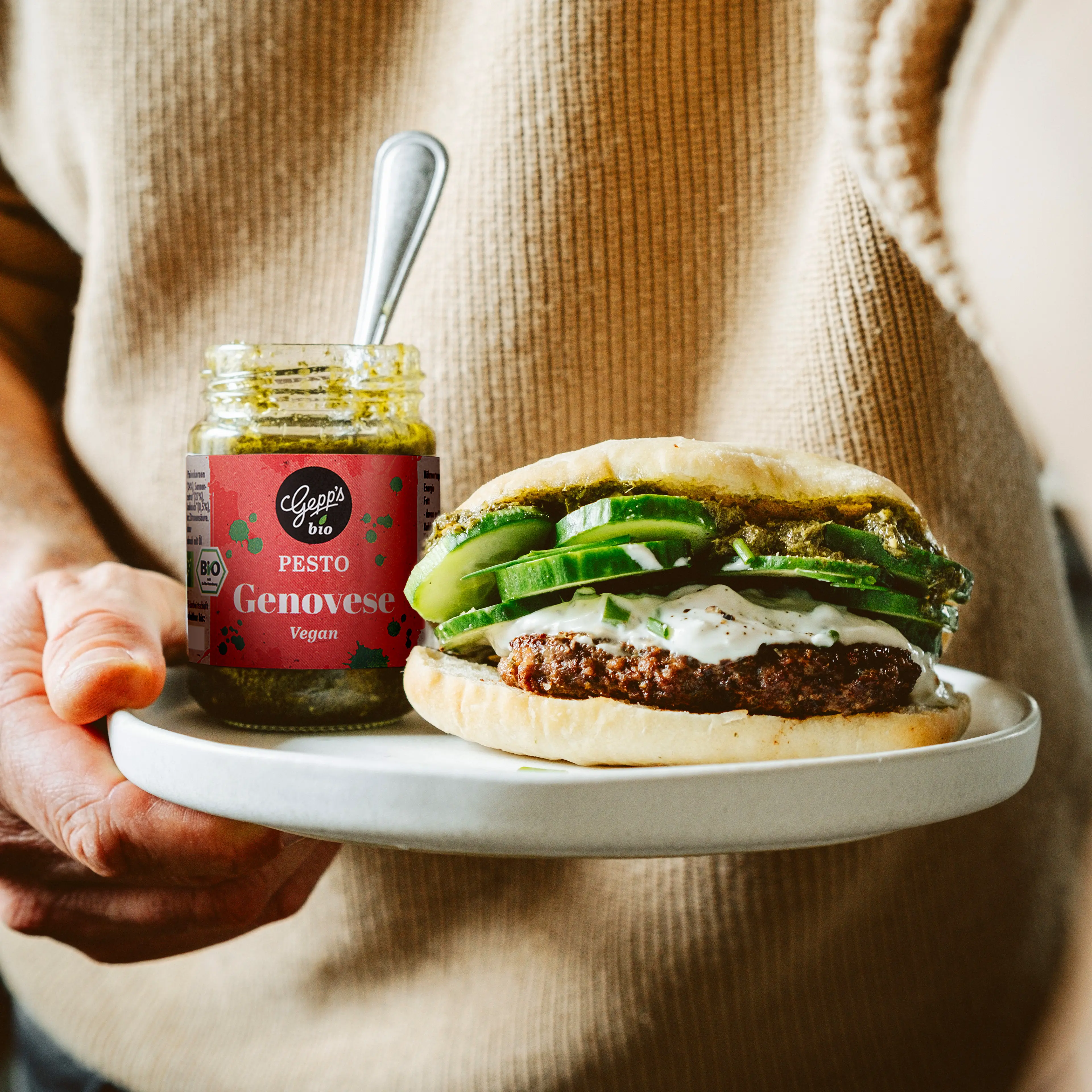 Saftiger Burger mit Bio Pesto Genovese