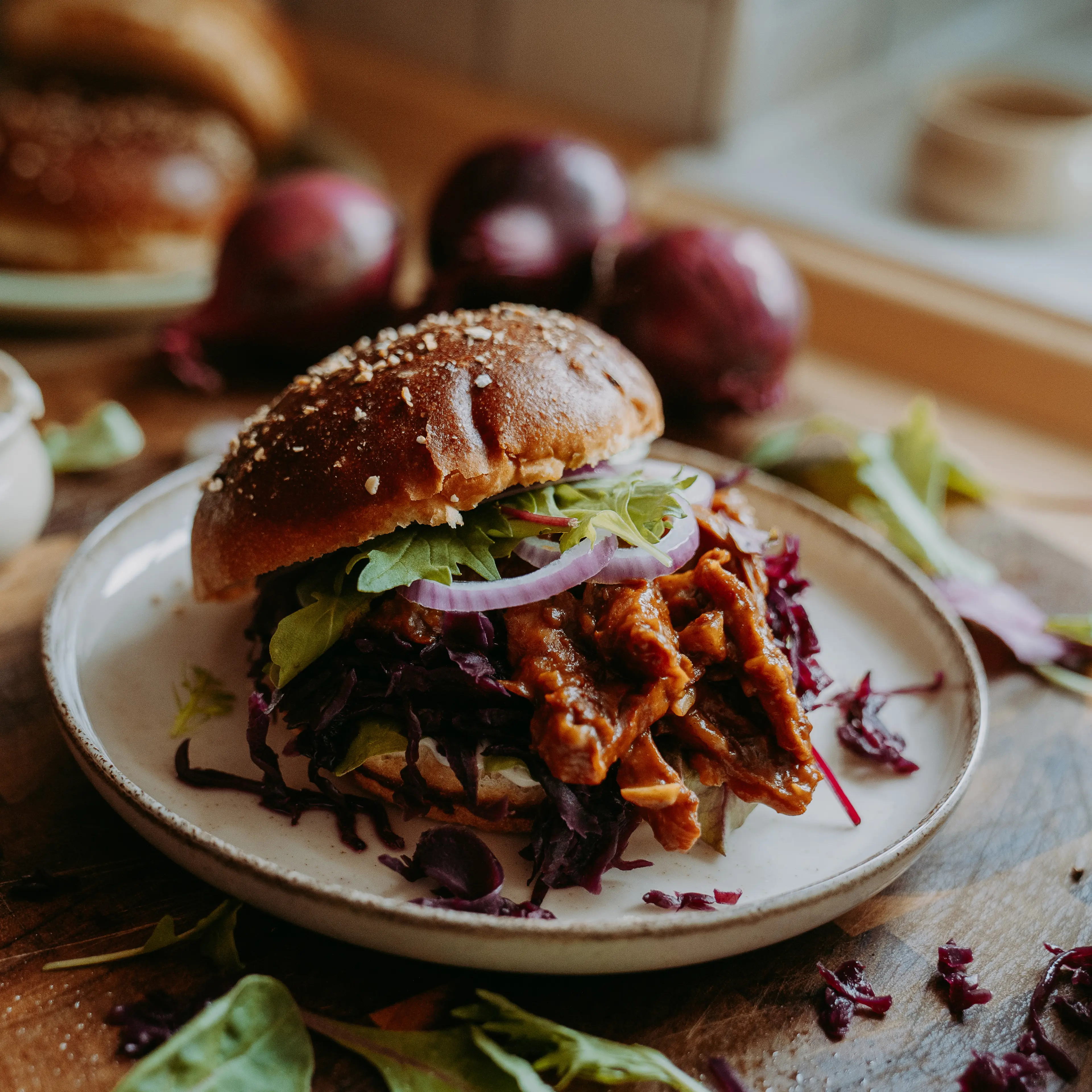 Saftiger Burger mit Pulled Pork und Pesto Rotkohl Ingwer