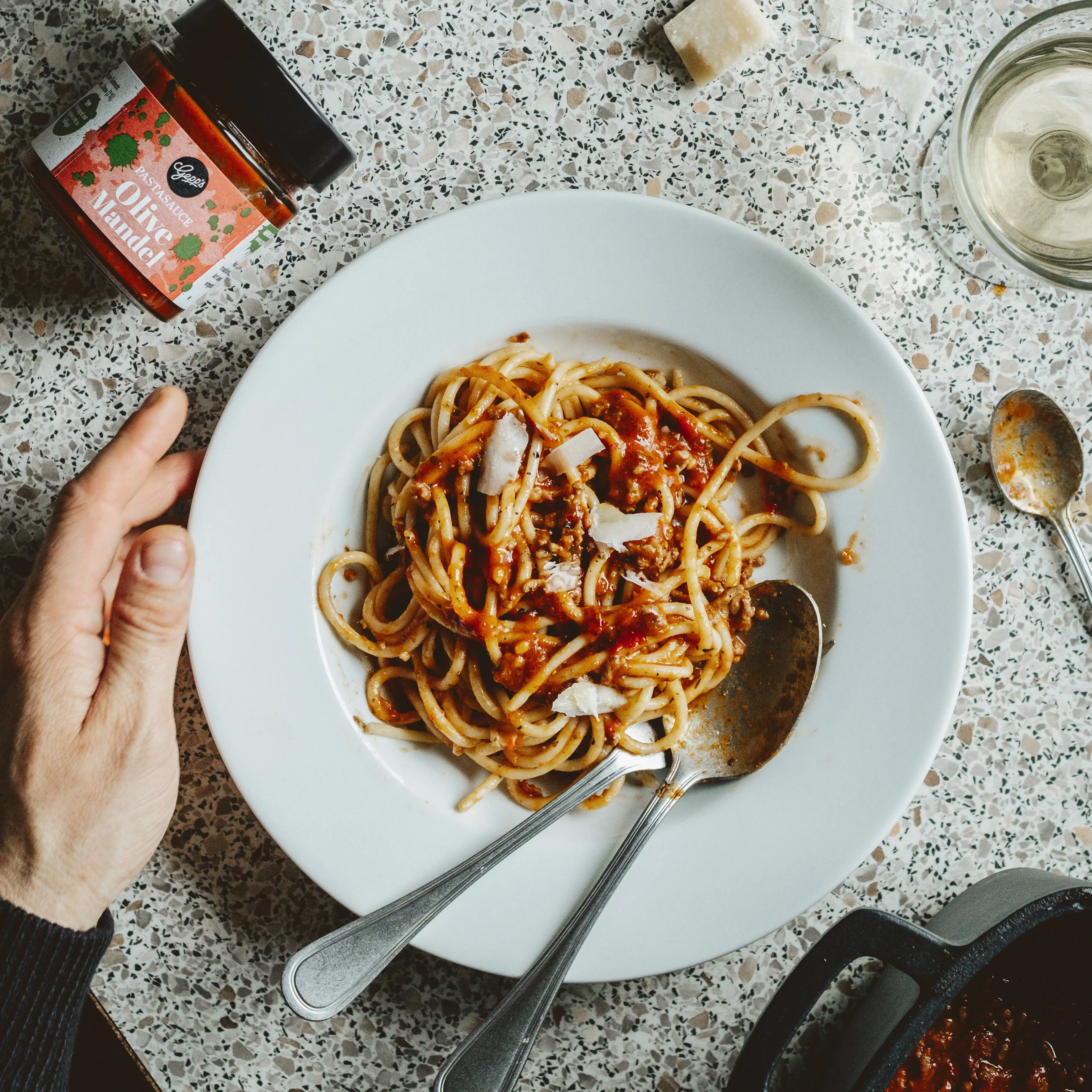 Wuerzige Spaghetti mit Pasta Sauce Oliven Mandel