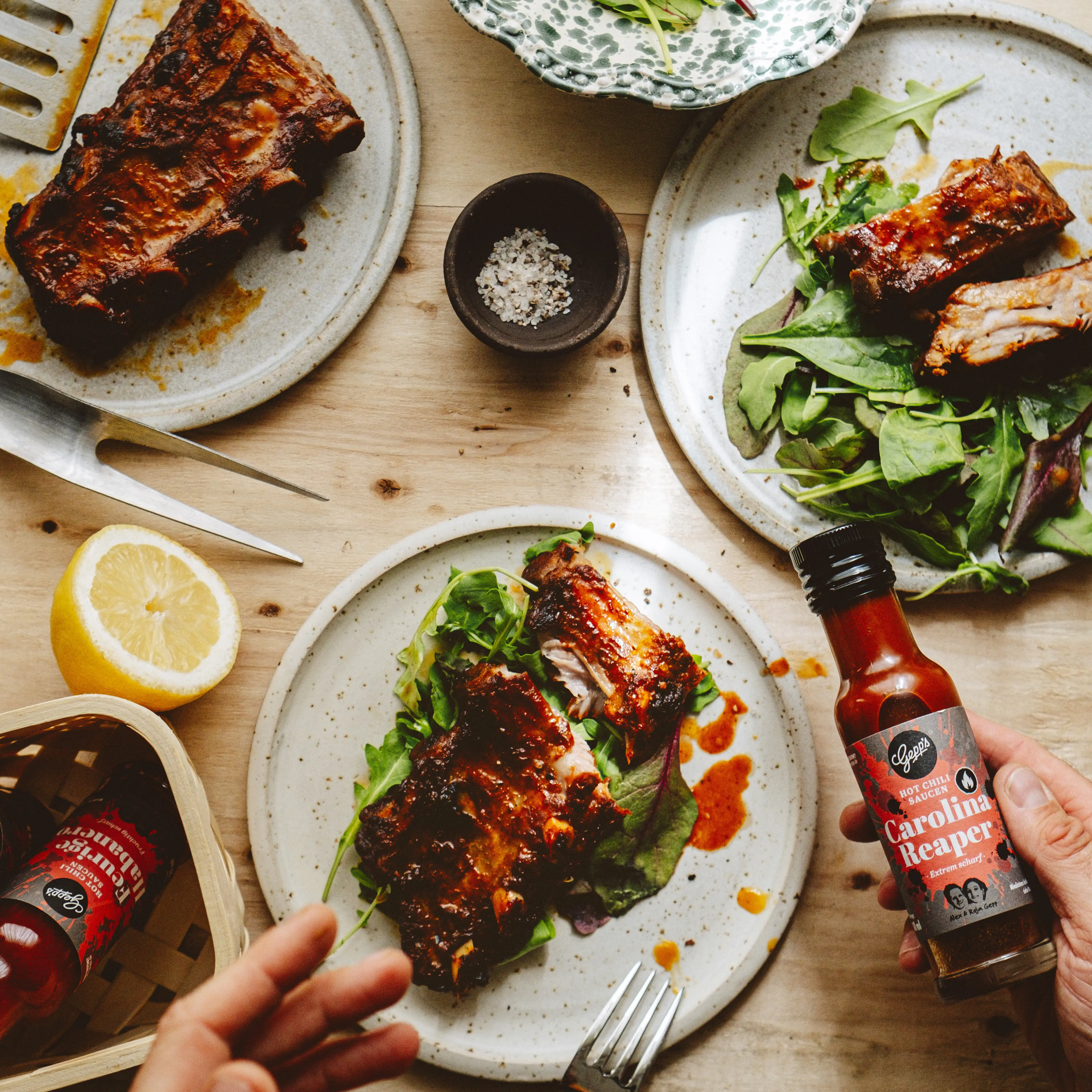 Spare Ribs mit scharfen Saucen