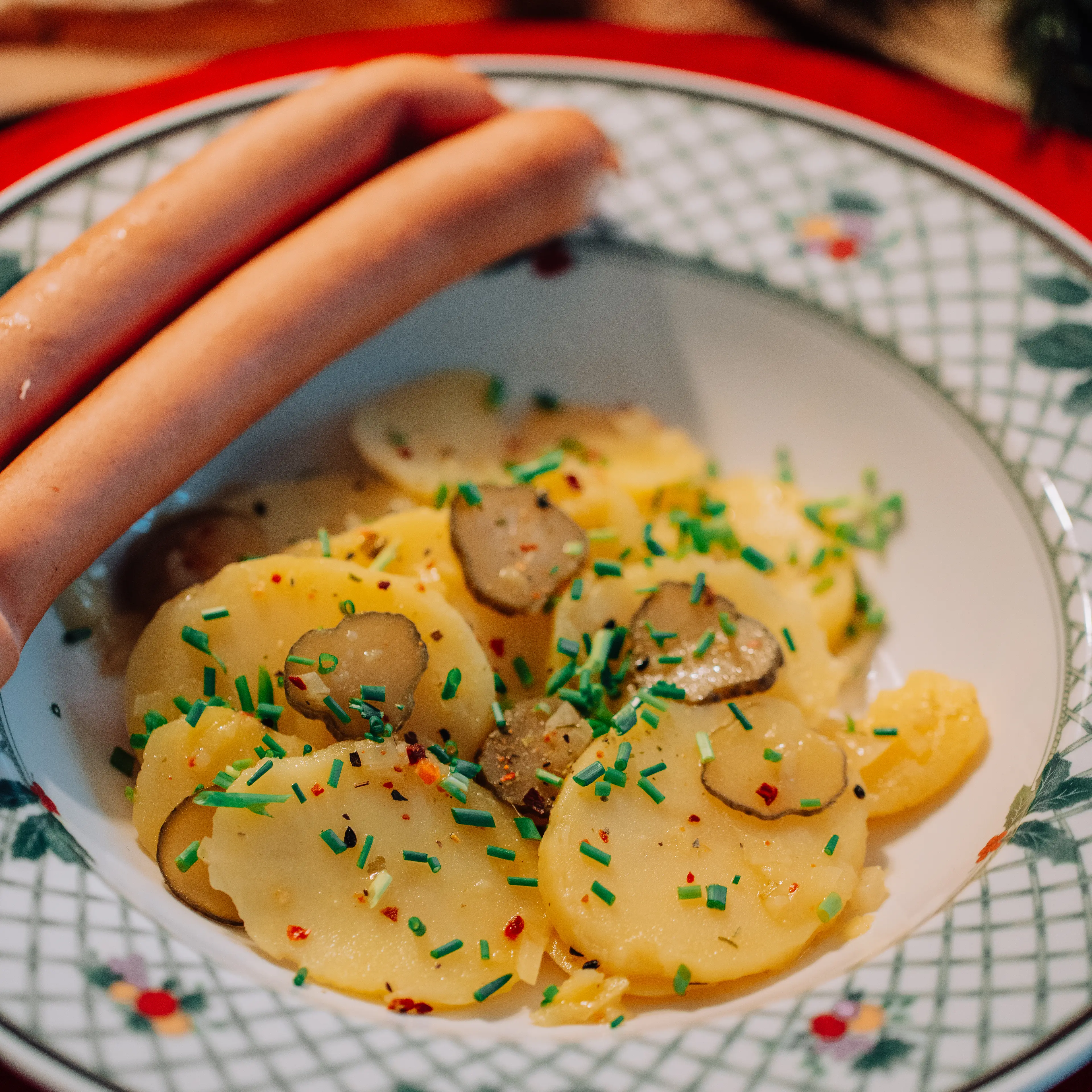 Kartoffelsalat und Wuerstchen mit Feigen Senf