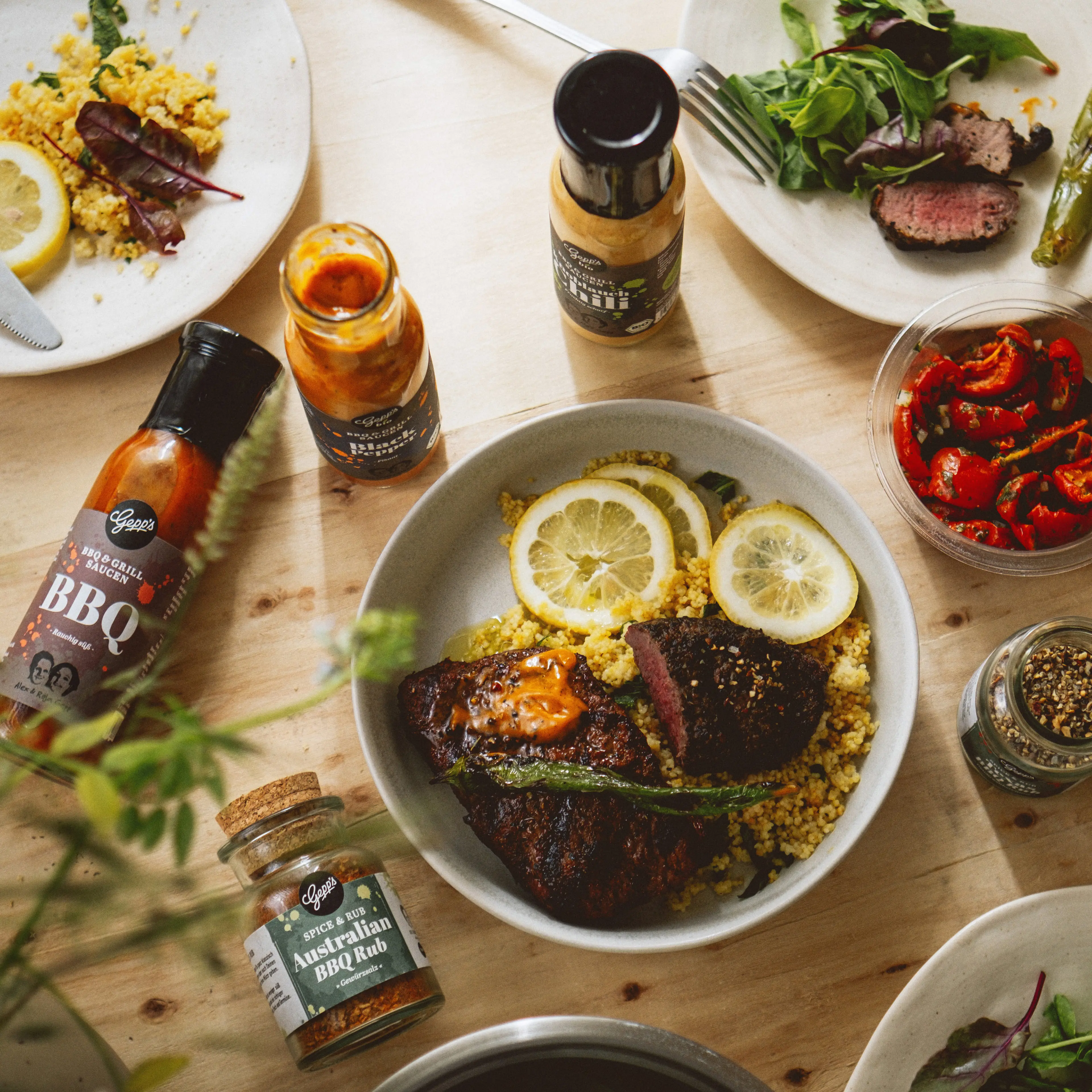 Grillfleisch auf Couscous mit BBQ Saucen