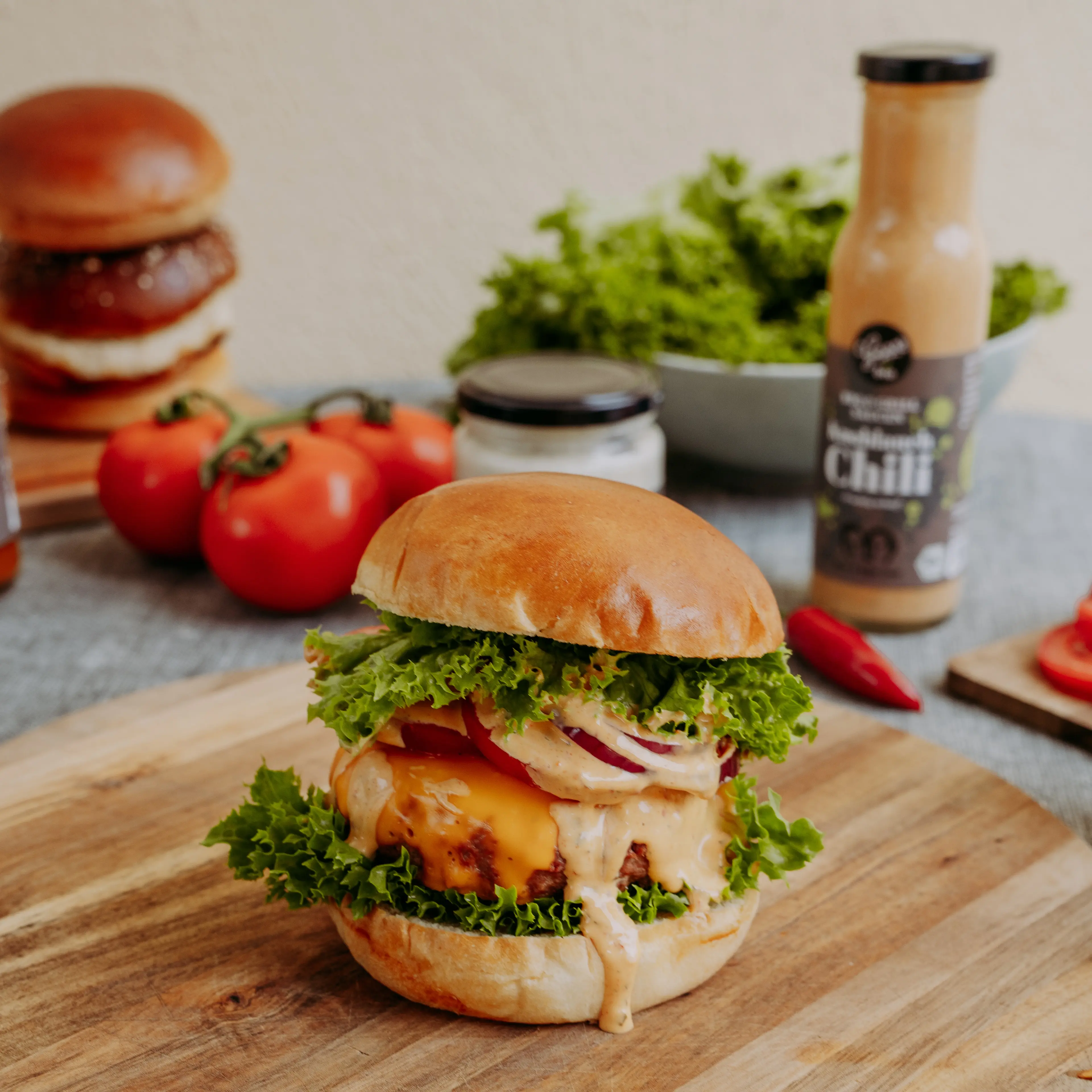 Burger mit Knoblauch Chili Sauce
