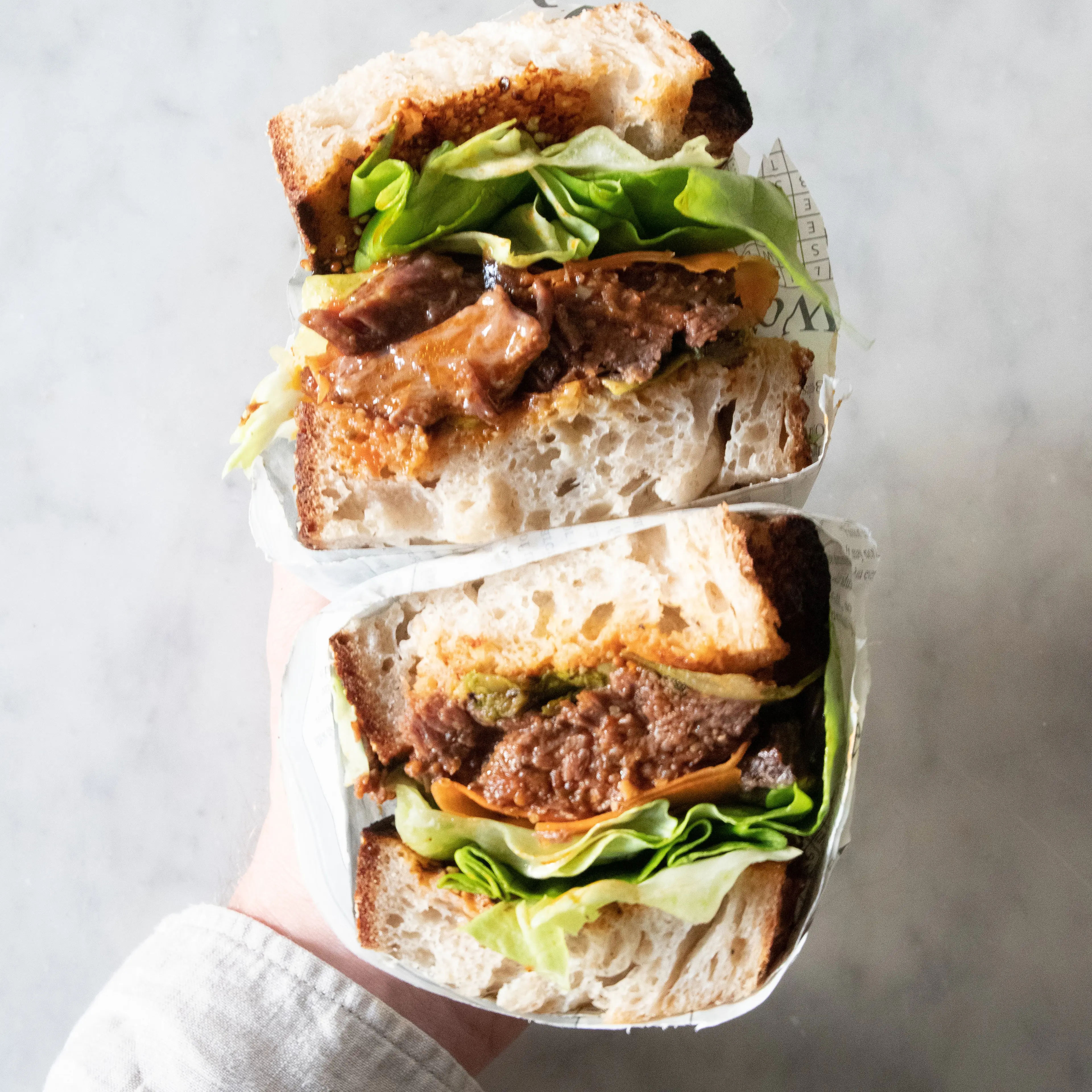 Steak Sandwich mit Zitronengras Curry Sauce