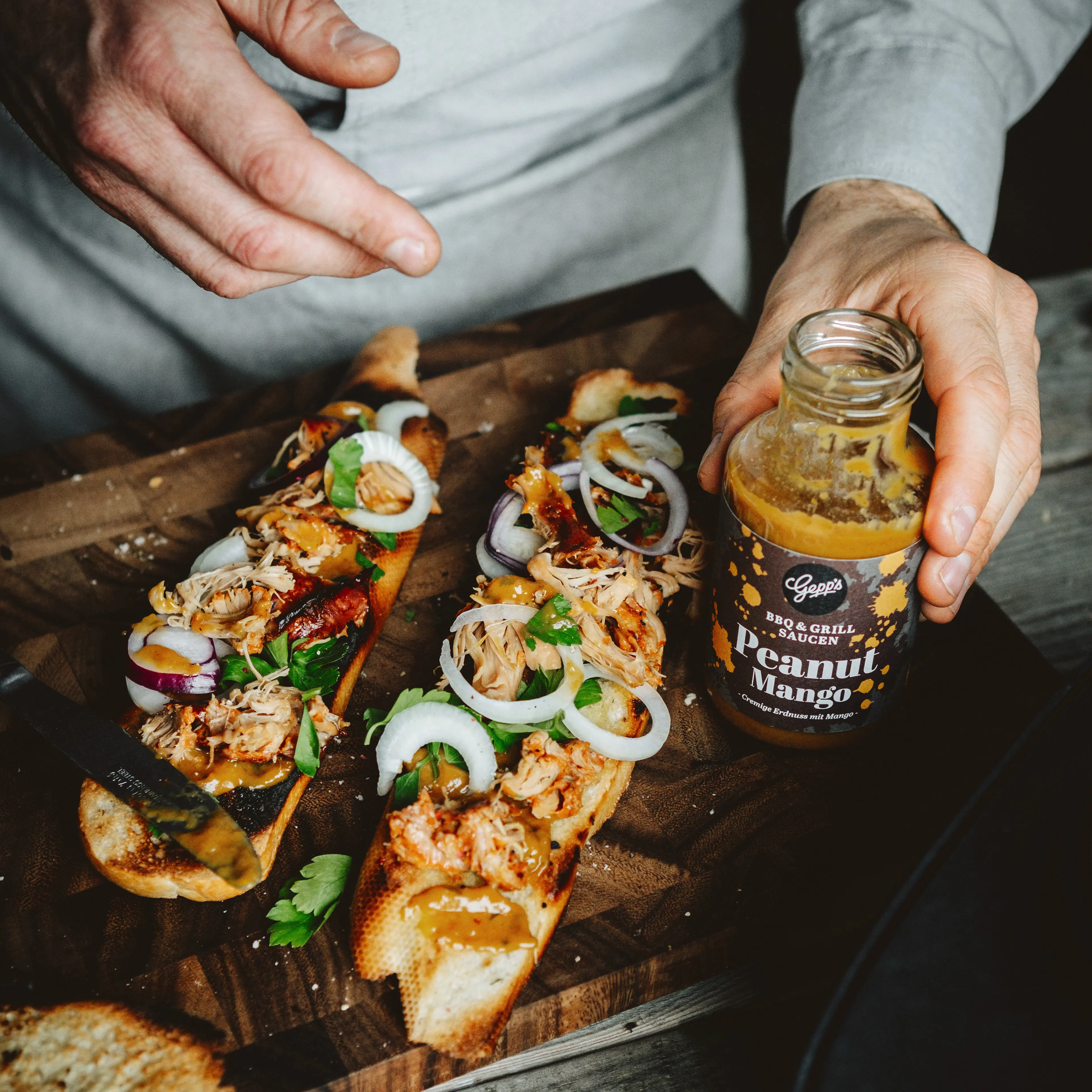 Baguette belegt mit Pulled Pork und Peanut Mango Sauce