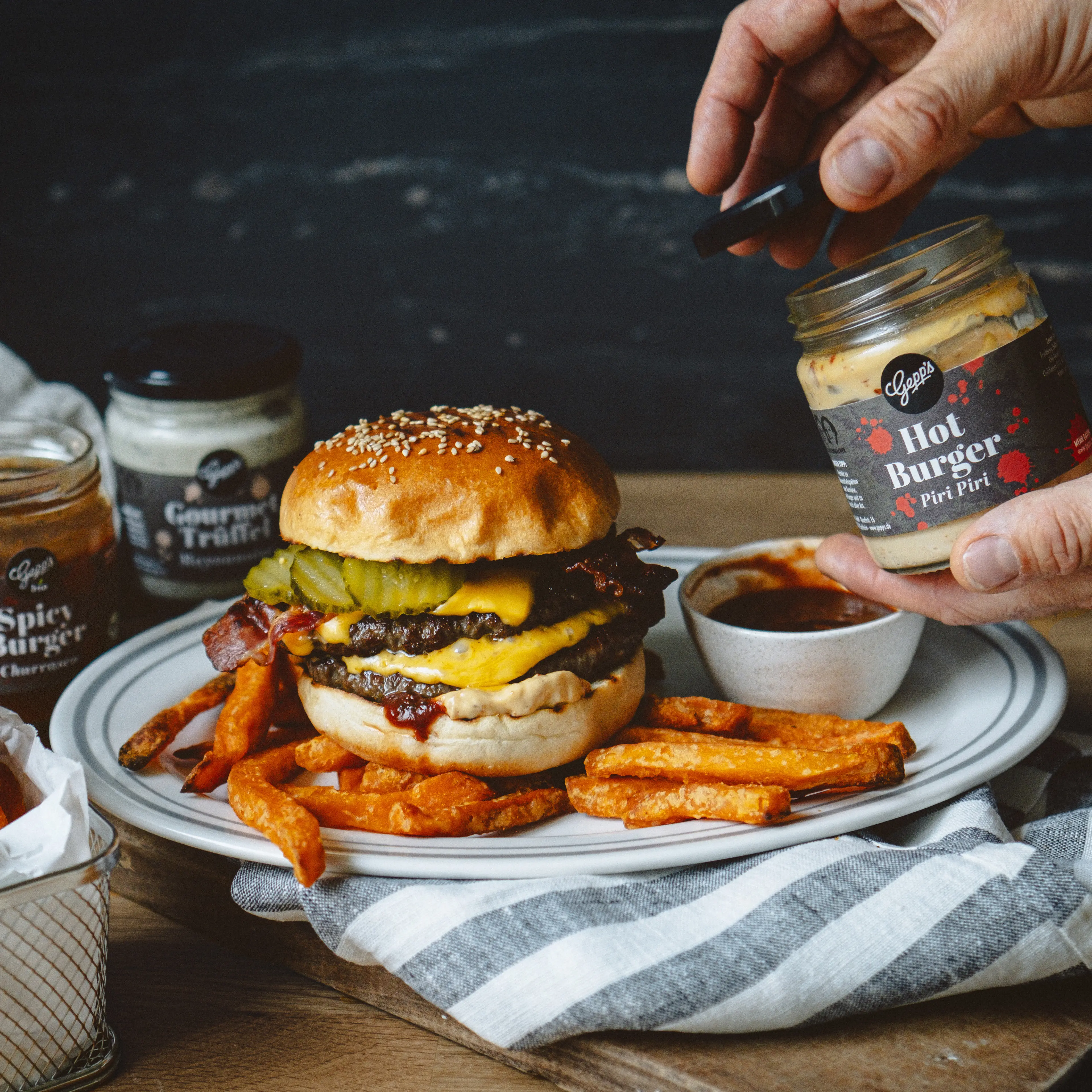 Wuerzige Burgersaucen fuer hausgemachte frische Burger