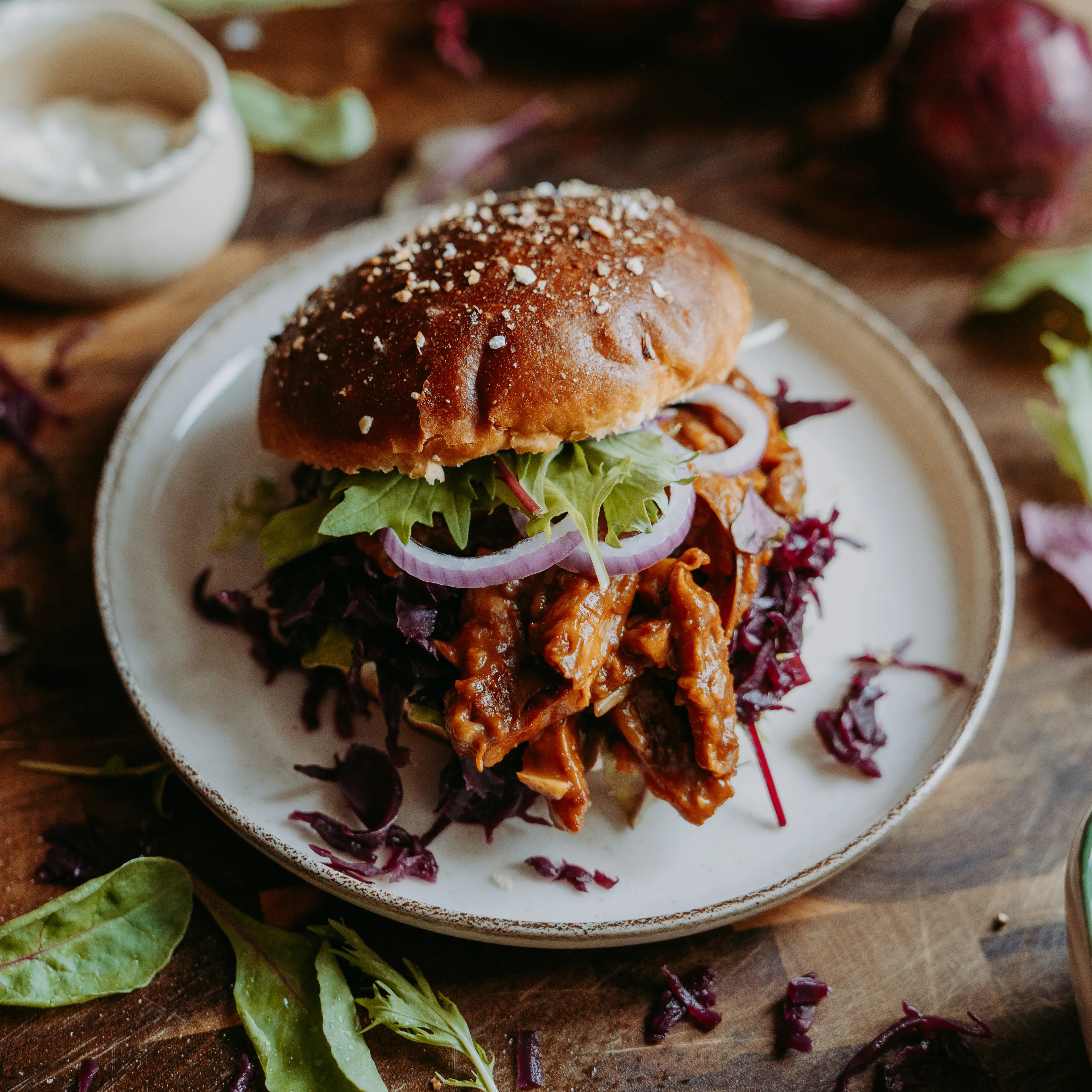 Saftiger Pulled Pork Burger mit Rotkohl und Classic Burger Sauce