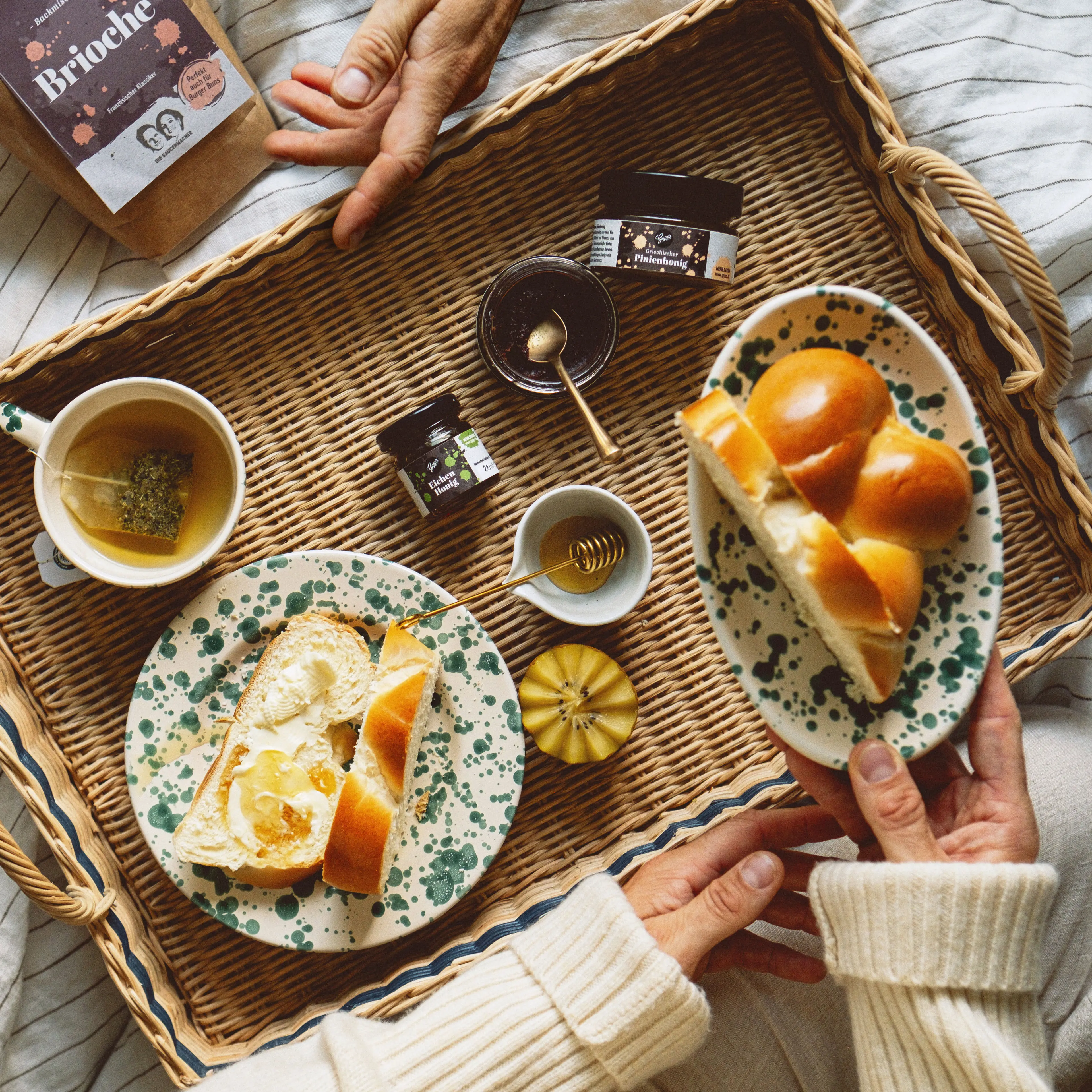 Brioche mit suessen Aufstrichen