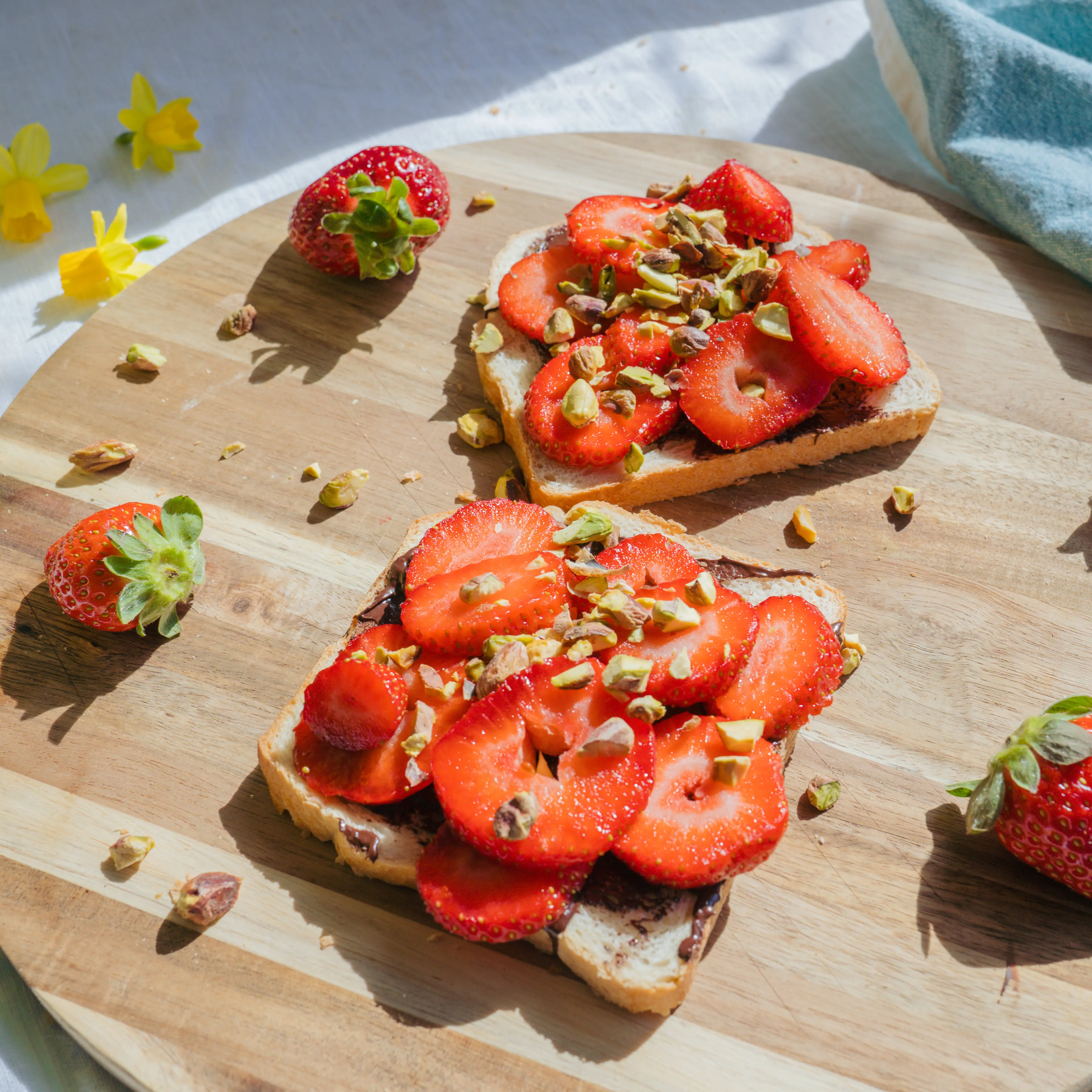 Suesses Erdbeer Sandwich mit Pistazien Creme