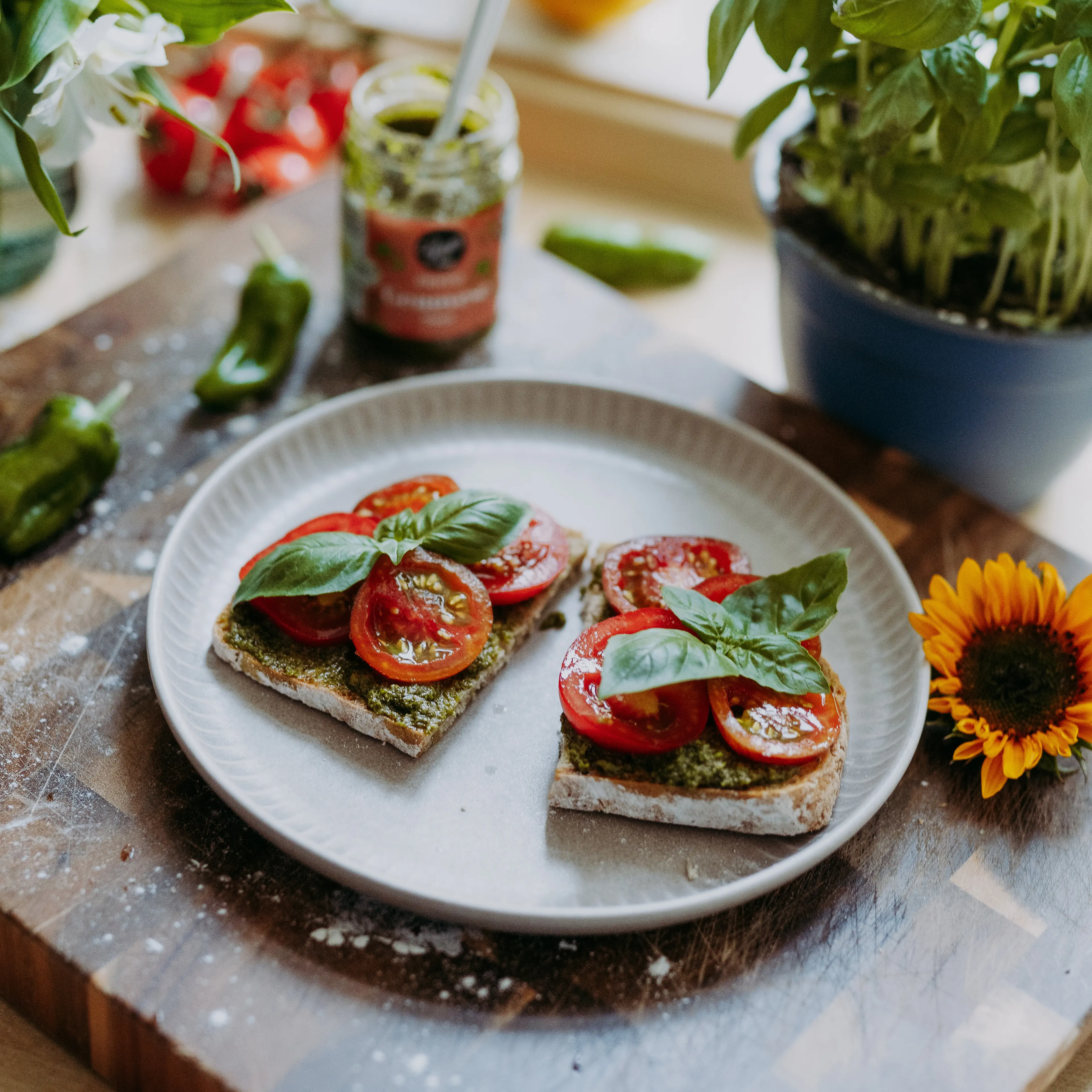 Belegte Brotscheiben mit Tomaten und Pesto