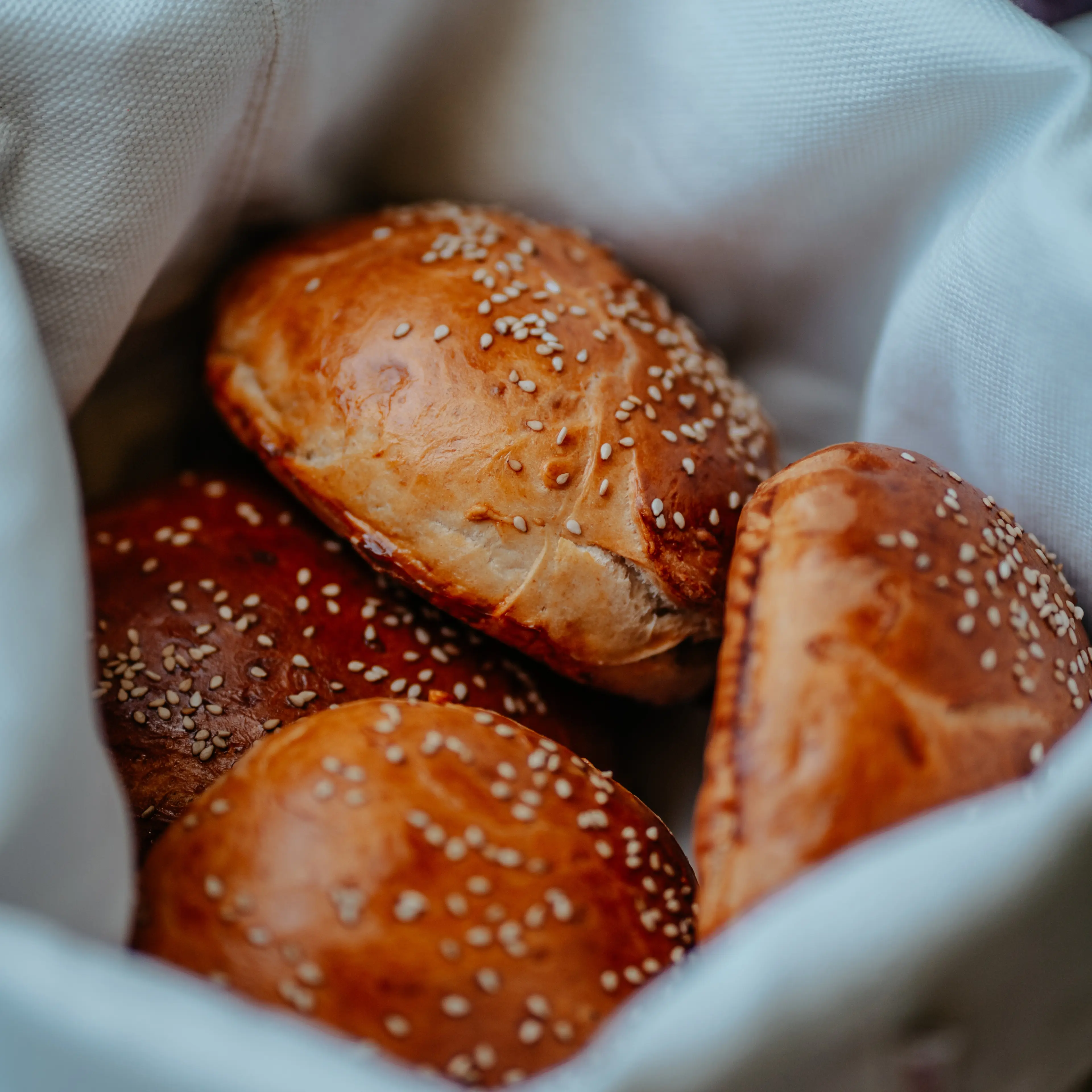 Suesse Broetchen mit Sesam