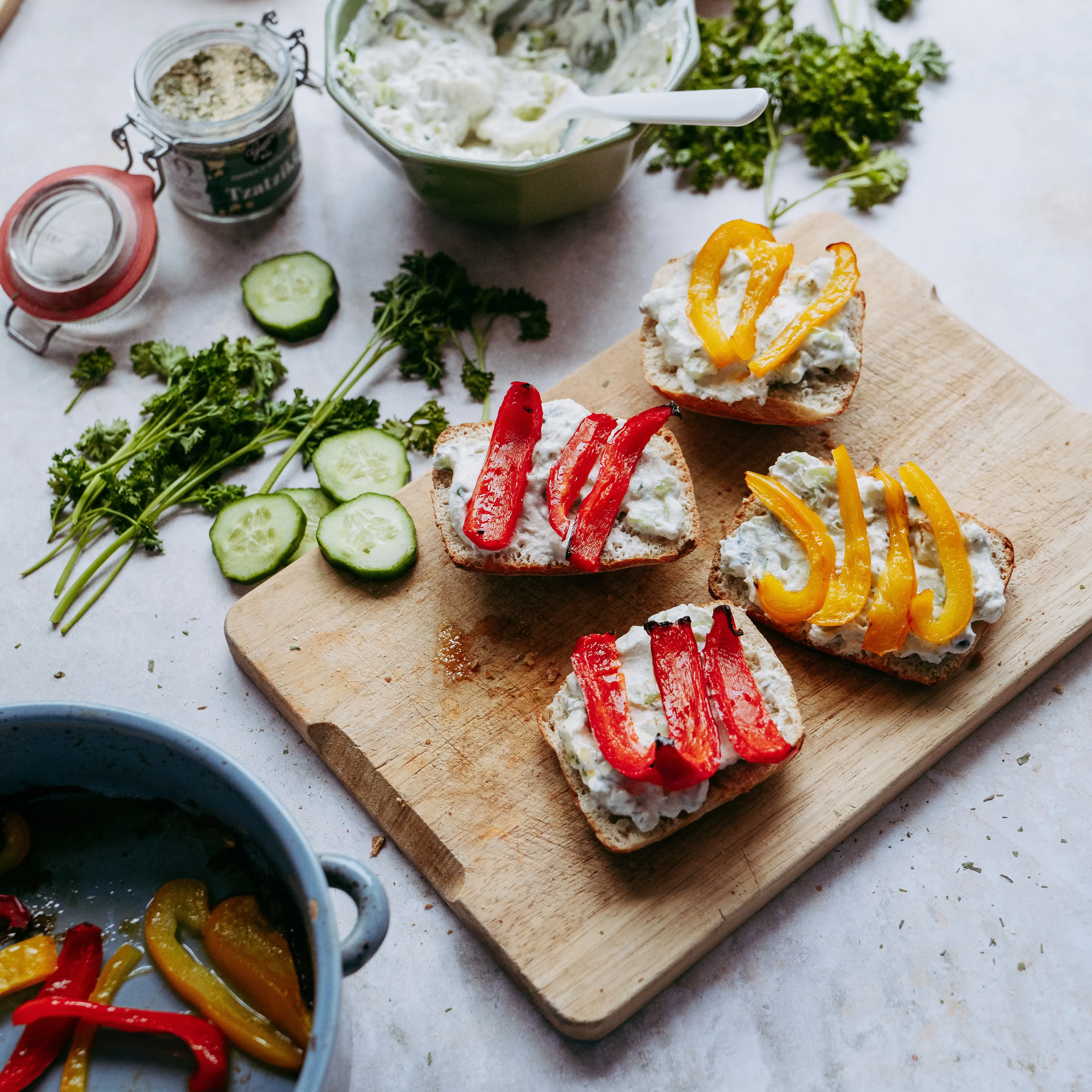 Frische Broetchen mit Tzatziki und Grillgemuese