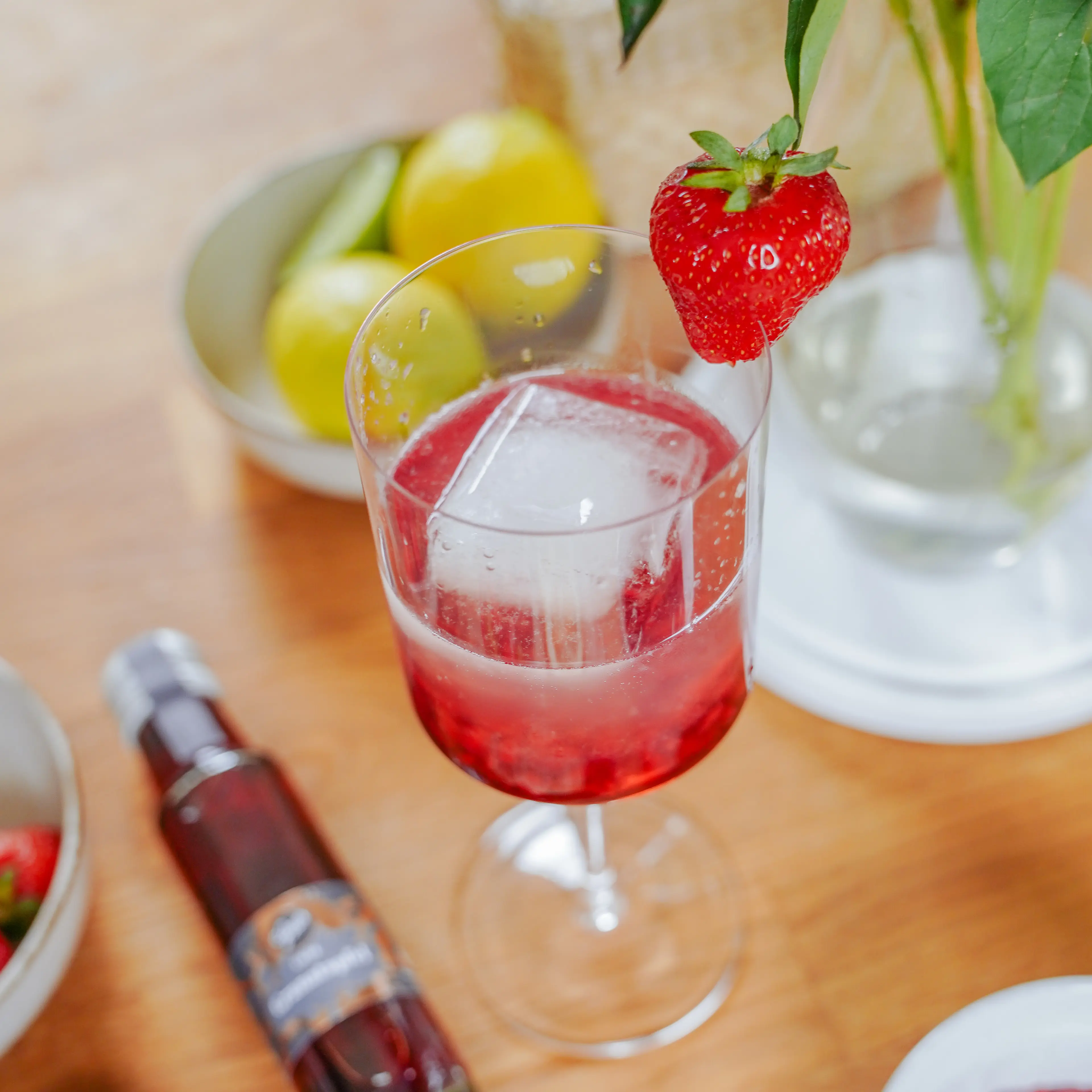 Spritziger Cocktail mit Likoer Granatapfel
