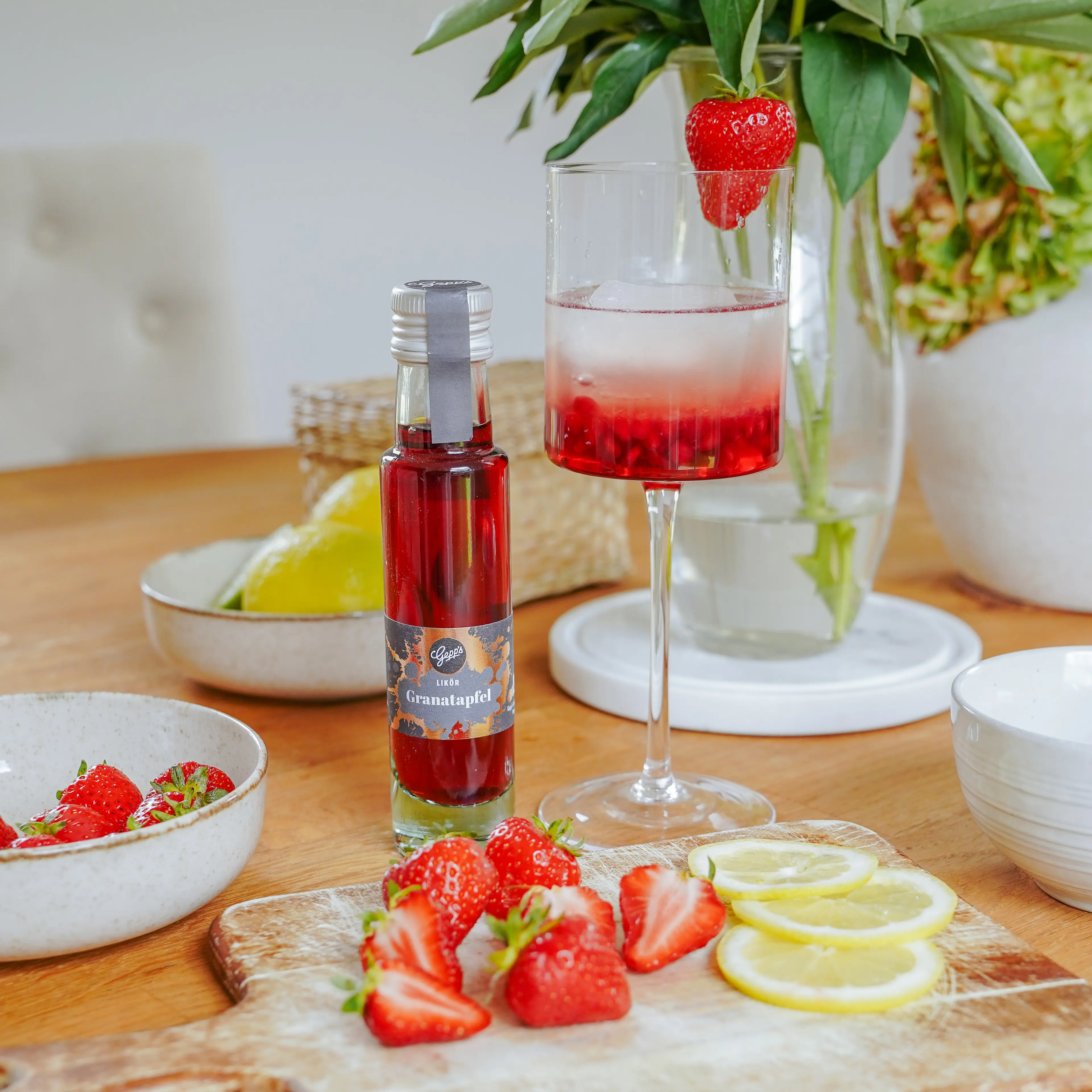 Spritziger Cocktail mit Likoer Granatapfel