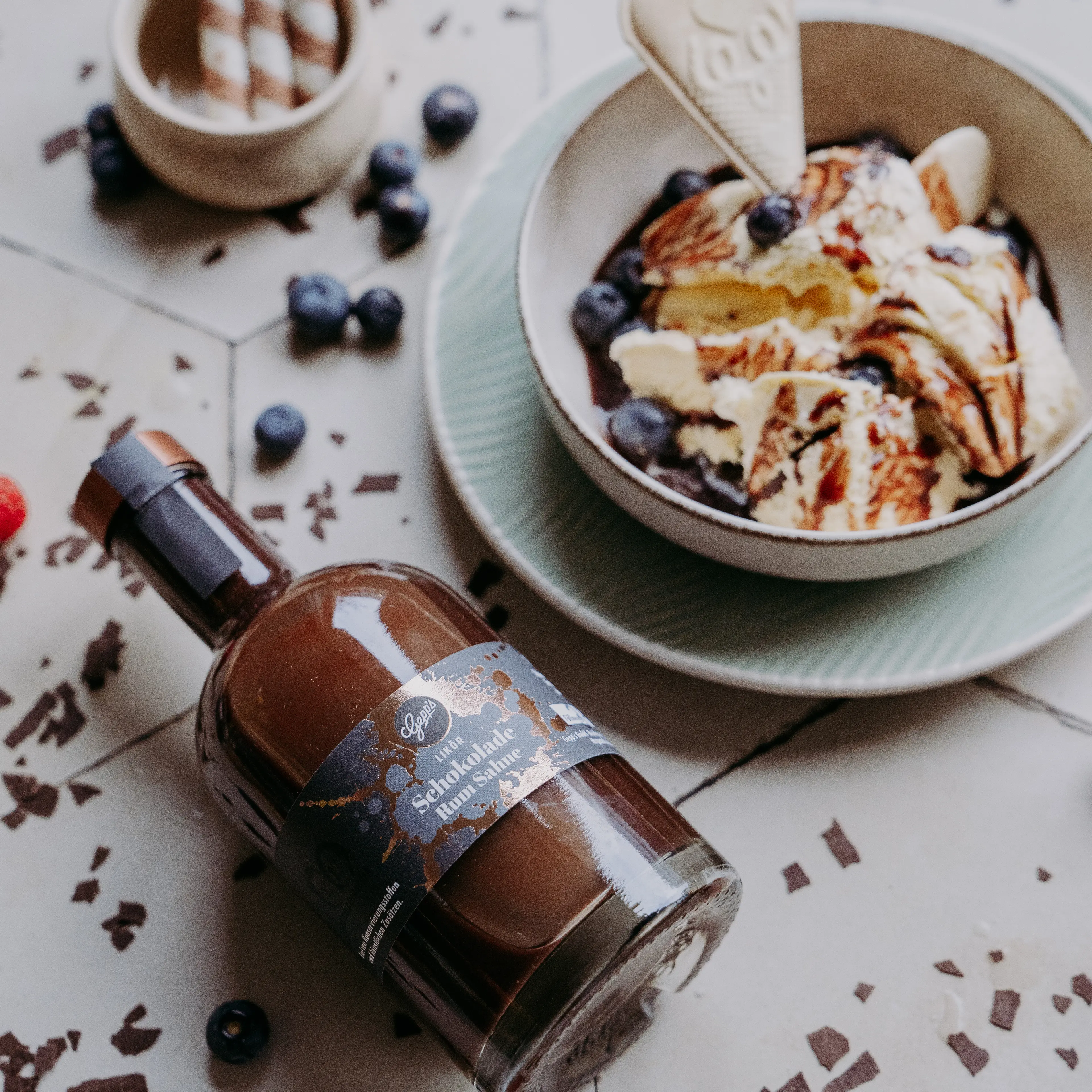 Schokolade Rum Likoer auf Vanille Eiscreme
