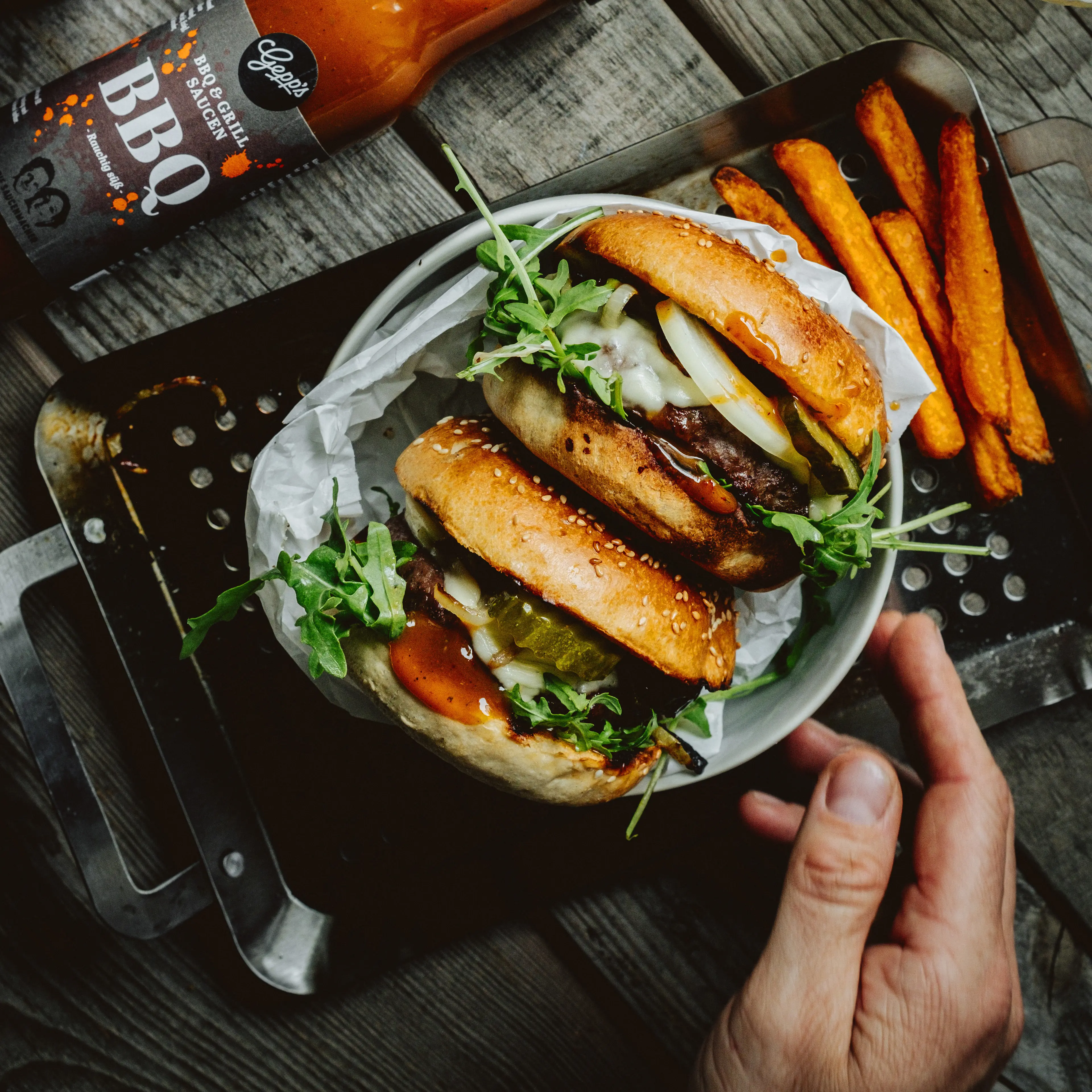 Herzhafte BBQ Sauce auf einem saftigen Burger